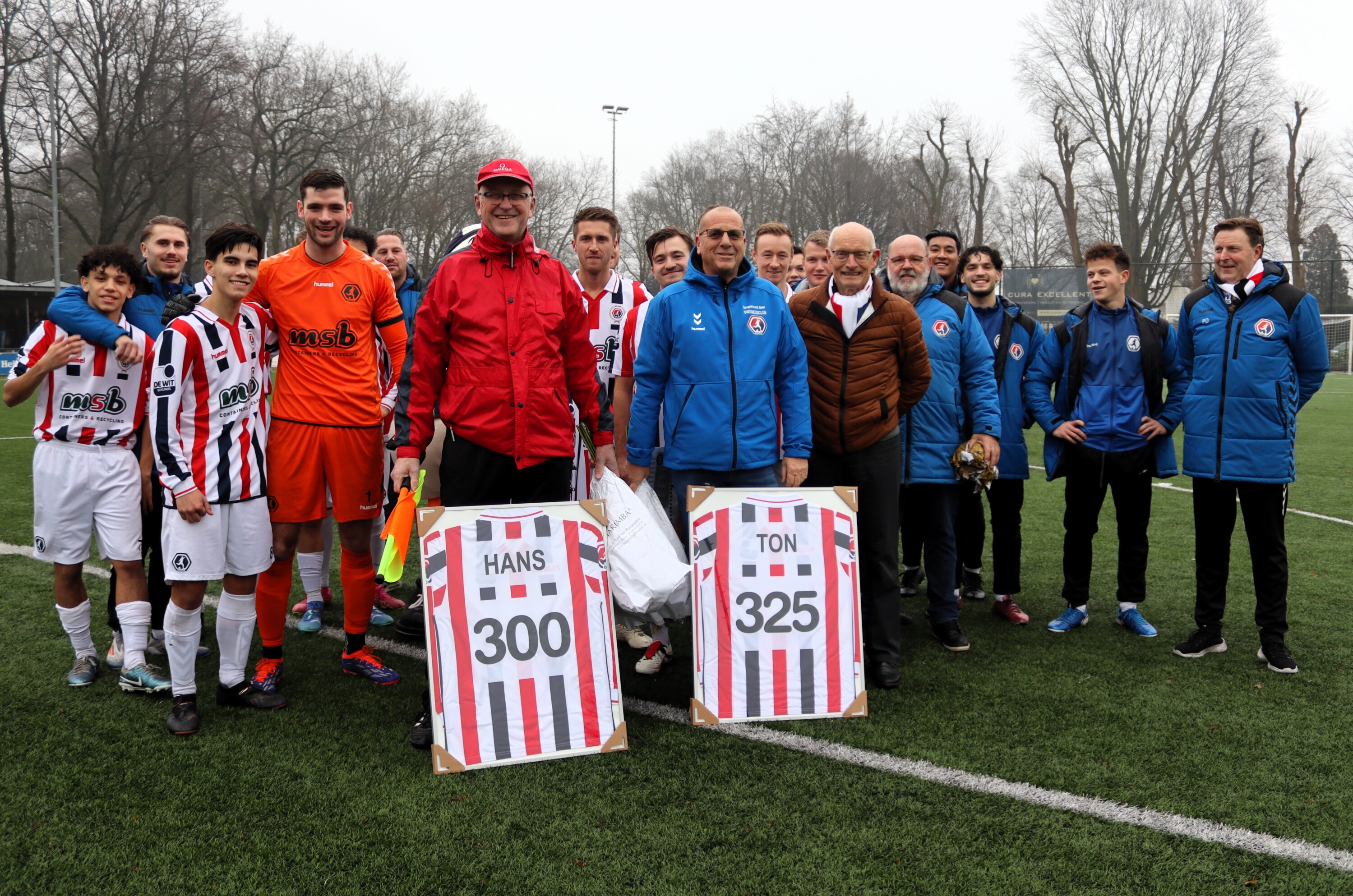 1 Huldiging Ton van Alebeek en Hans van Diessen foto Marc Cleutjens